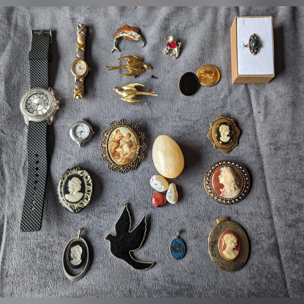 Various Vintage Pendants & Pins